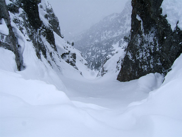 Costa Garbella : Un joli et très pentu couloir donnant sur Trinita, à voir s'il est possible de le faire? Amis italiens répondez nous?