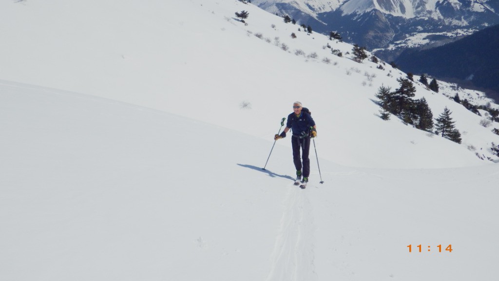 Sophie arrivant au sommet de la Tête des Ormans, avec ses skis neufs (première sortie)