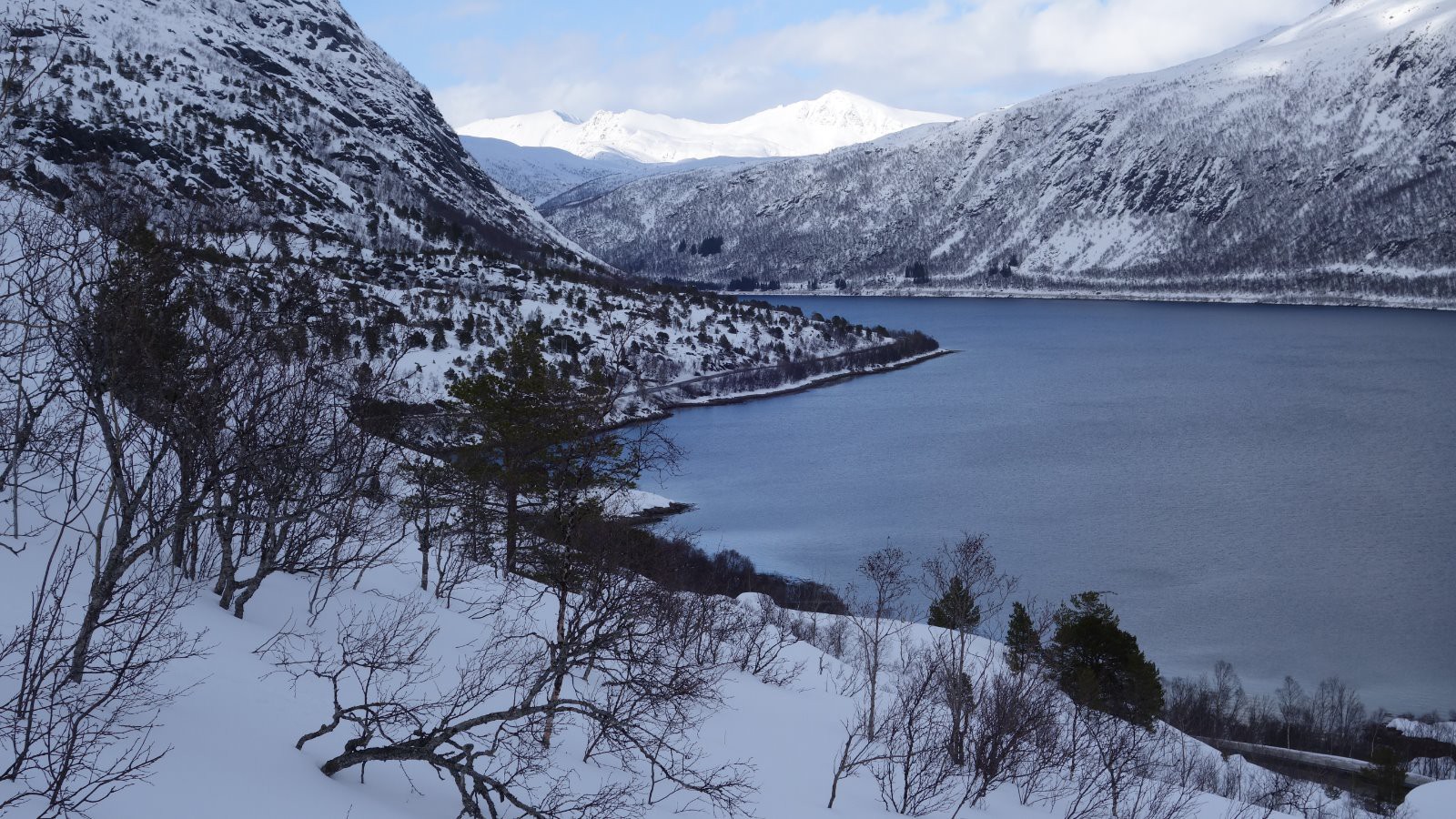 Retour à la voiture avec vue sur fjord