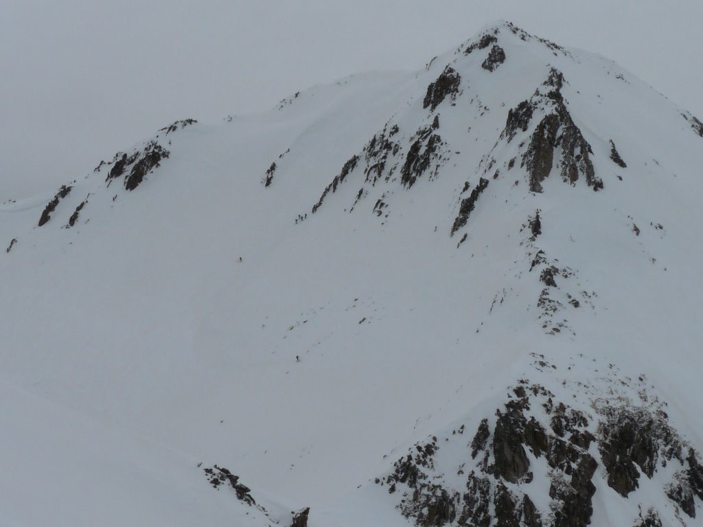 6 skieurs dans la face O de l'Agnelière.