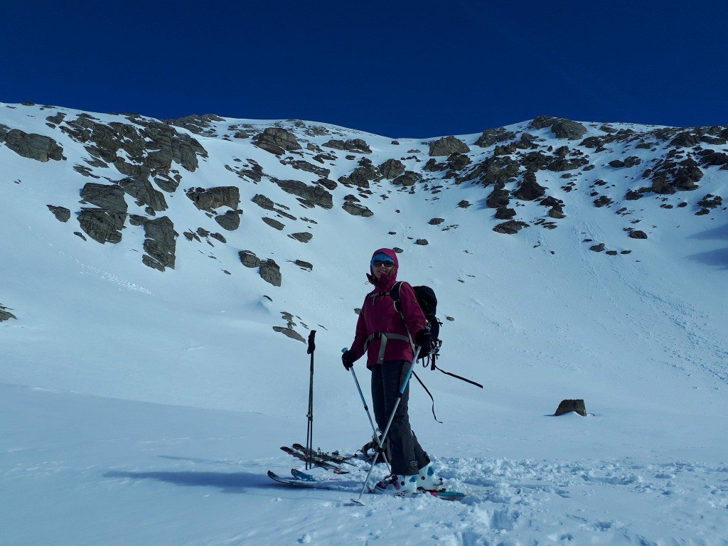 Remise des skis avant la dernière croupe et petite traverser horizontale bien raide vers la face EST