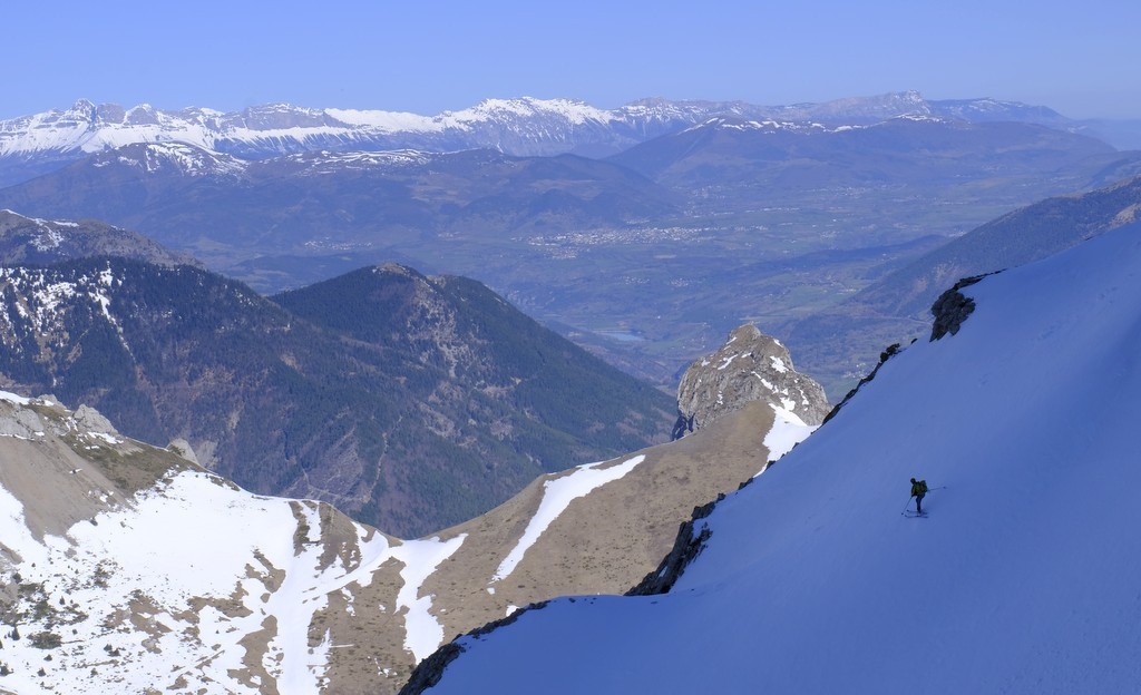 Le Pic Grillon devant le plateau Matheysin et le Vercors