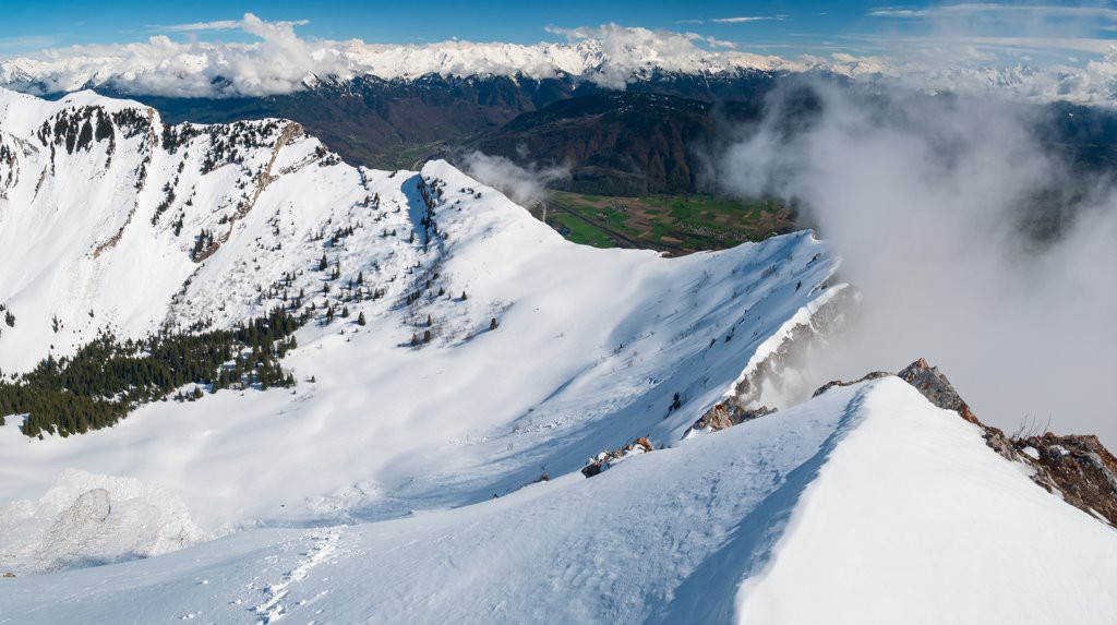 Vue du sommet sur le Col d'Arclusaz et la Combe de Savoie