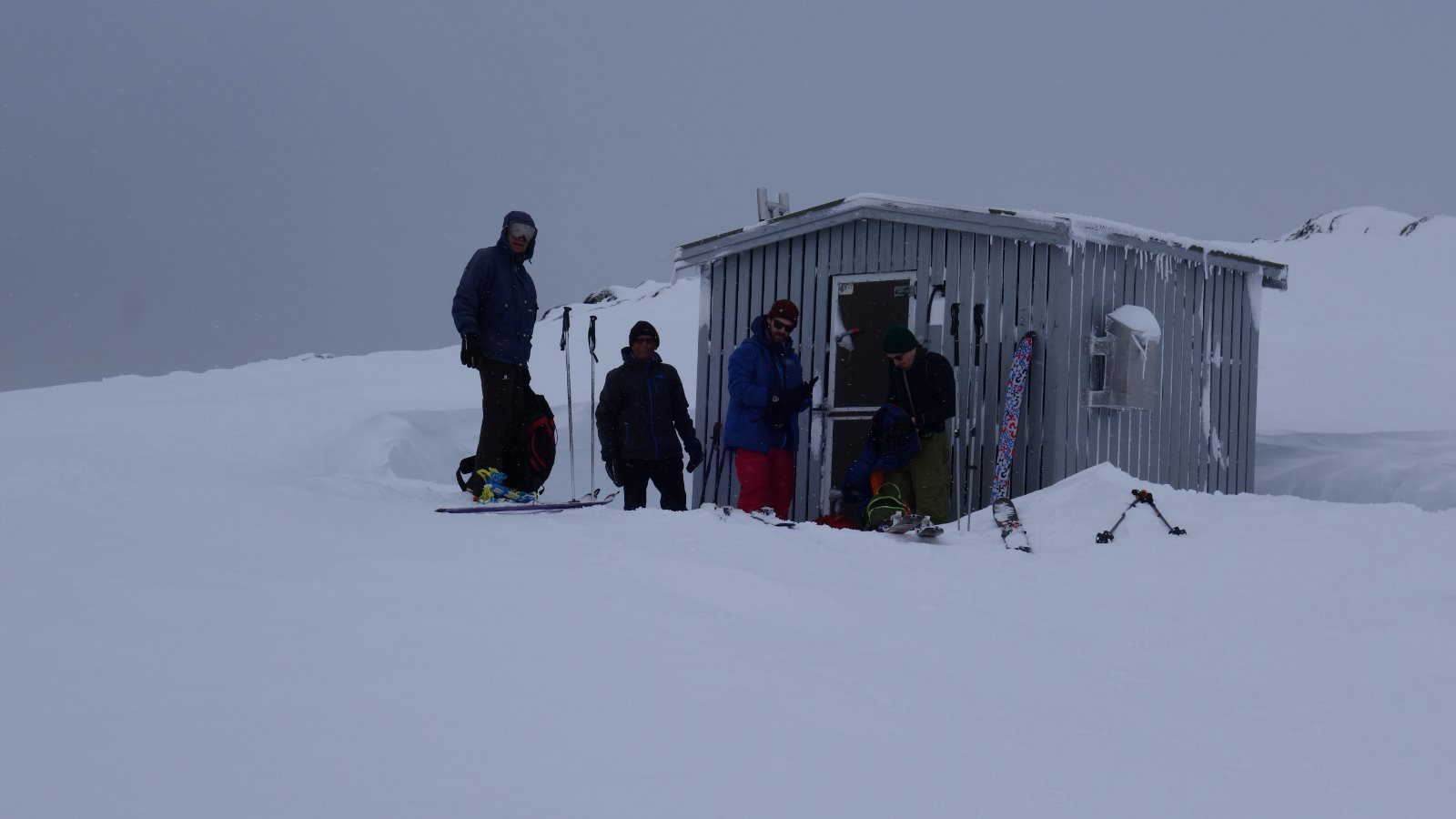 Pause déjeuner à la cabane fermée en compagnie de 2 skieurs germaniques