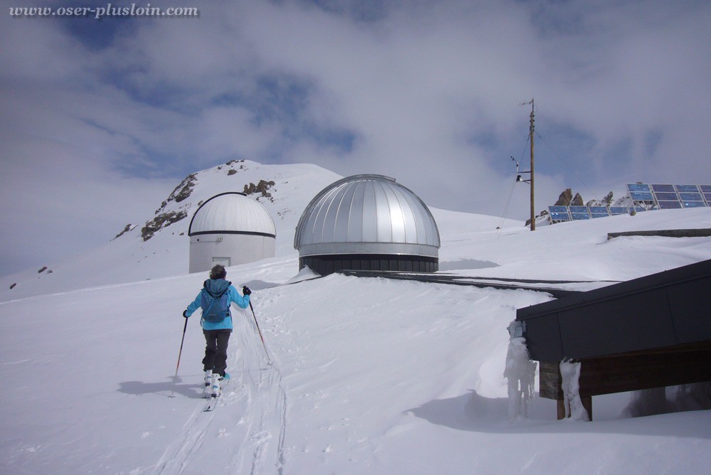La neige arrive en haut du premier étage des observatoires