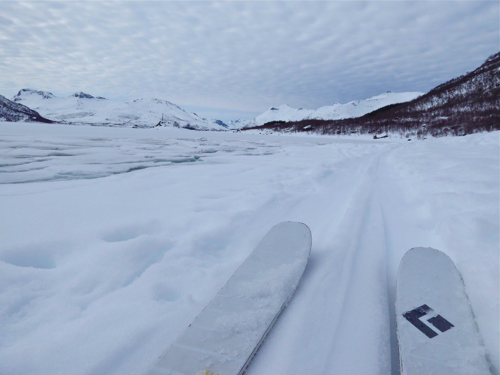 Partie de ski de fond au bord du Fjord pour retourner à Liland