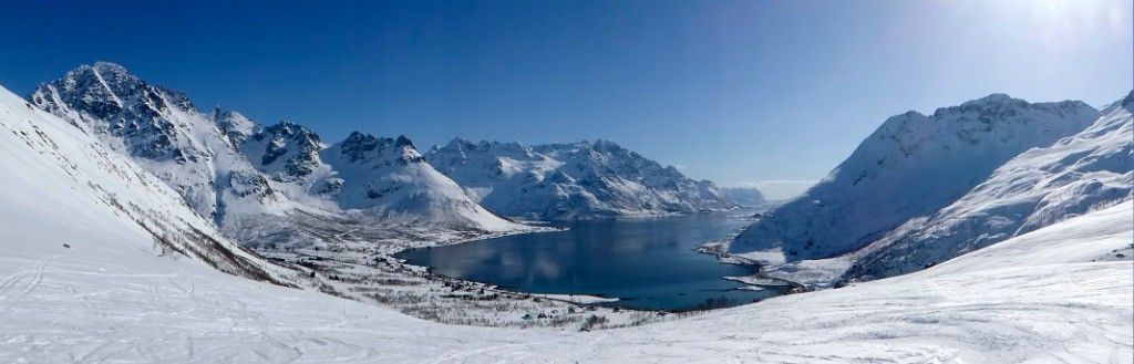 Austnesfjorden avec à gauche l'Higravtinden, plus haut sommet des Lofoten 