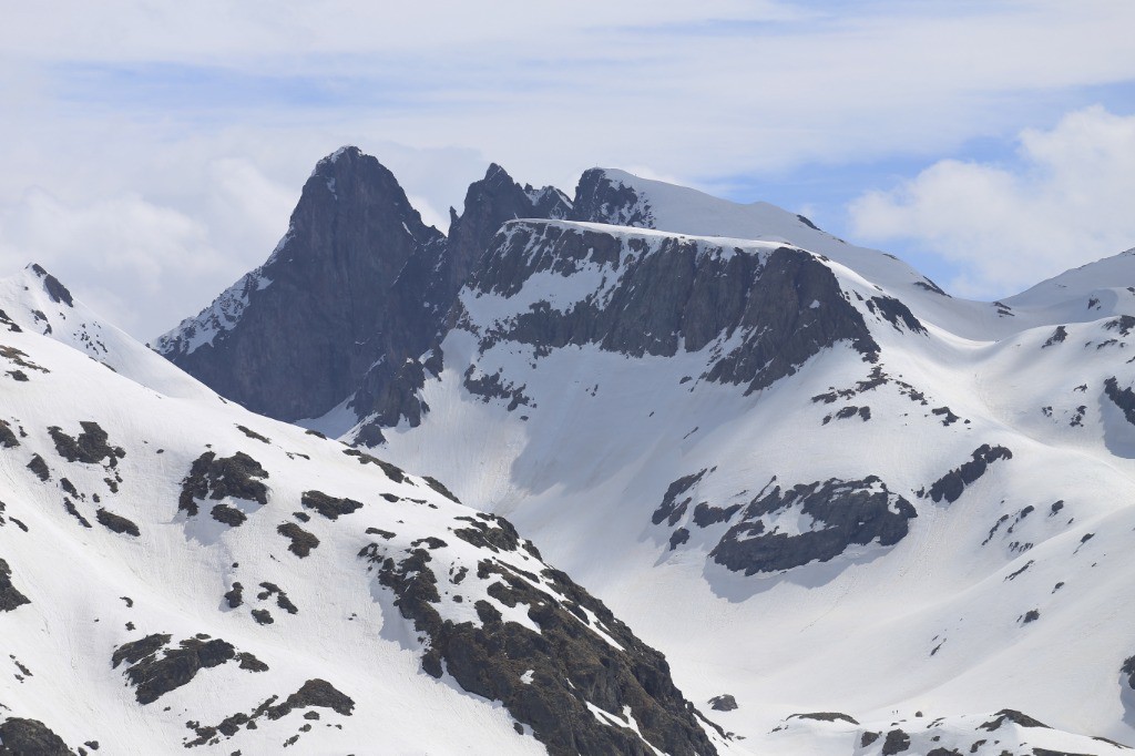 Grand Pic, Pic Central et Croix de Belledonne avec un randonneur à côté du sommet