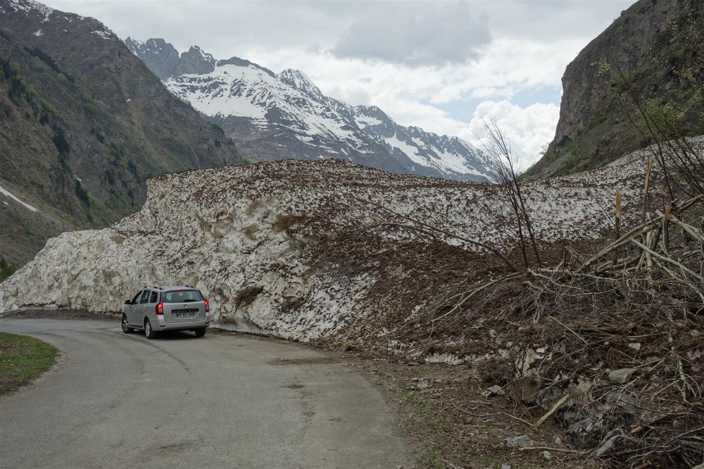 la route du Gioberney à travers l'avalanche du Casset, un dépôt encore énorme à 1100 m plein sud...