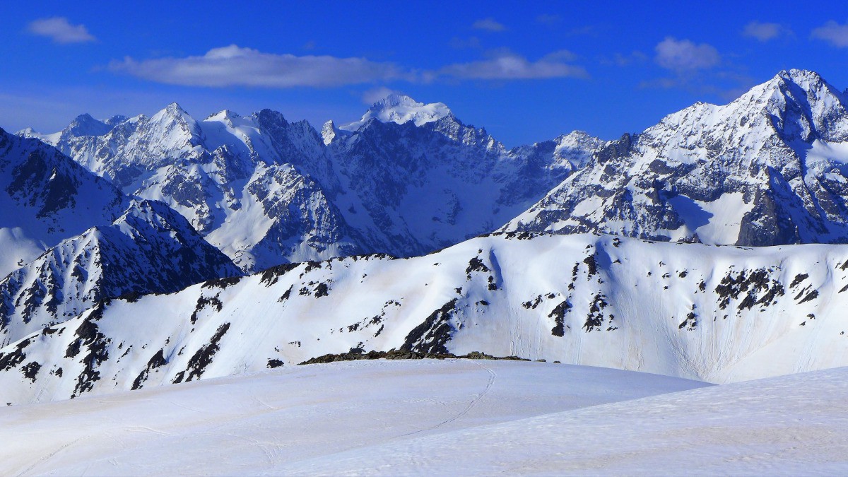 L'envers du Glacier Blanc dominé par la Pelvoux et la Barre des Ecrins