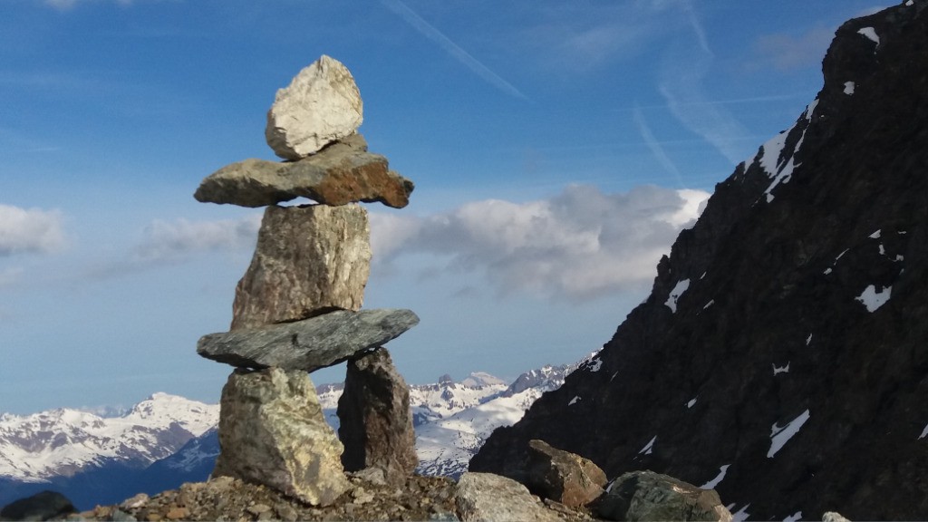 le superbe cairn du Grand Col devant la Pierra Menta