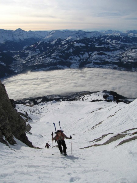 Le couloir : Valentin dans le couloir avec la vallée derrière dans le brouillard