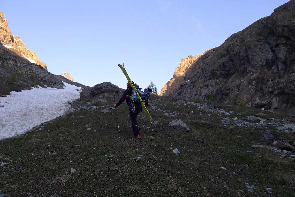 Remontée raide sous le Glacier de l'Homme