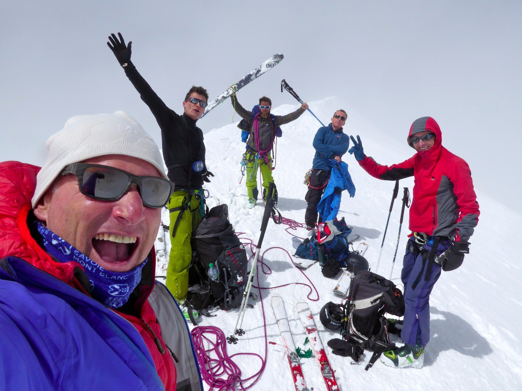 5 gars heureux au sommet du Mont Blanc