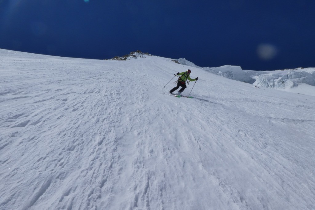 Pentes sous l'éperon, bas de la face.