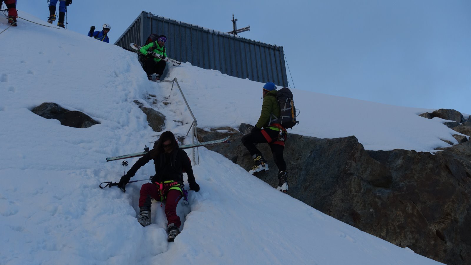 Mathilde dans la descente pour rejoindre le glacier du Lys