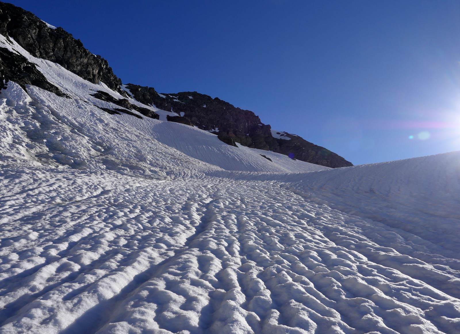 Montée vers le Col du Mottet sur une neige bien bosselée.