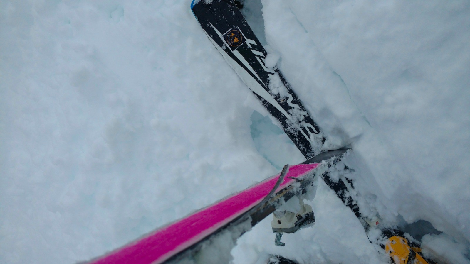 Soucis de ski aujourd'hui, bien délaminés, les carres sortent et lâchent en montée...