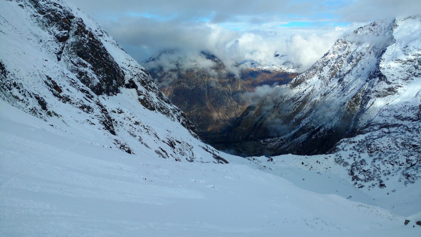 Juste au-dessus du verrou