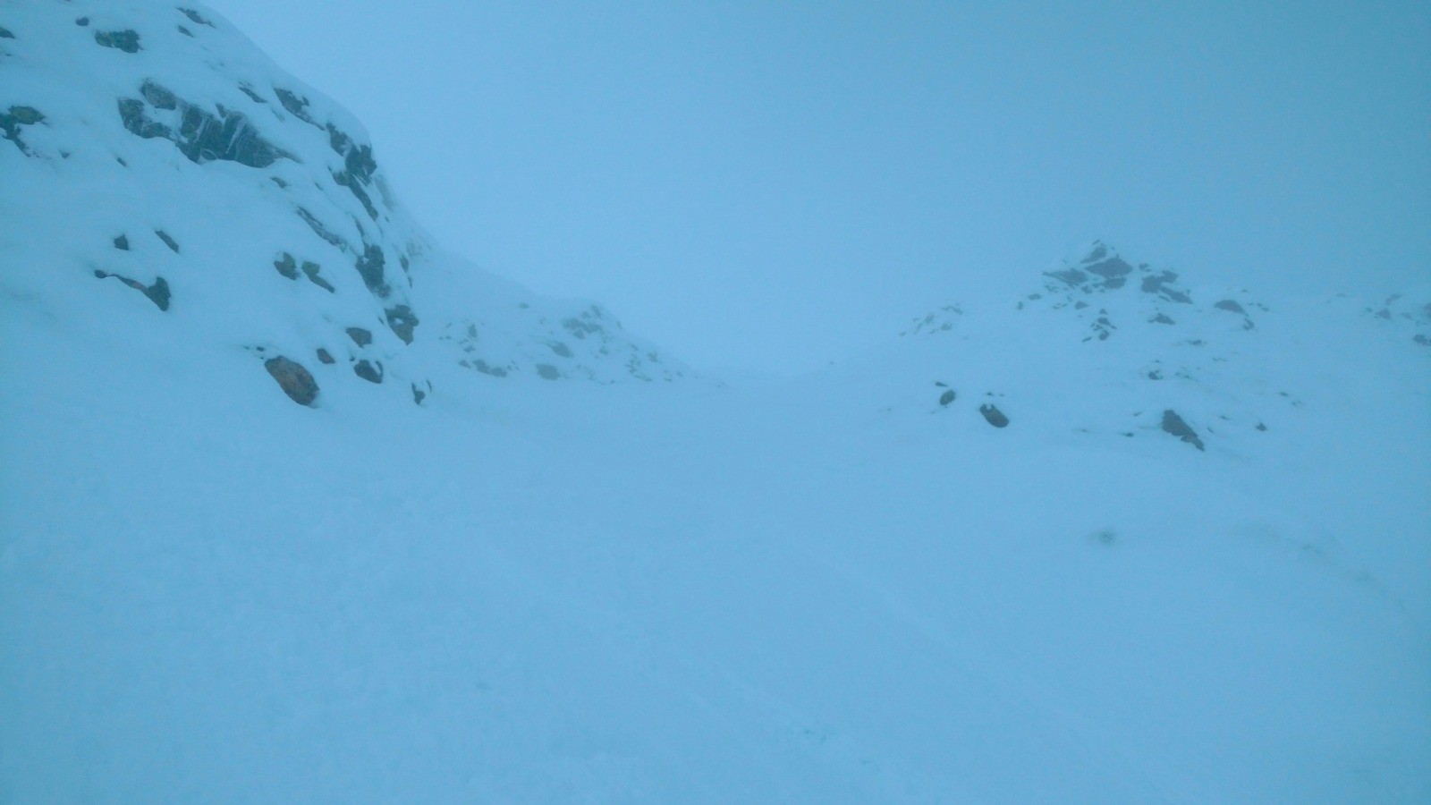 Descente du couloir de la brèche, dans le brouillard