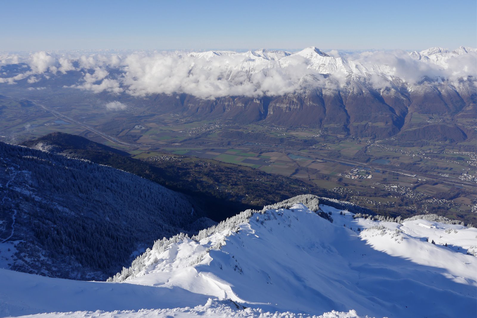 La Combe de Savoie au pied du massif des Bauges.