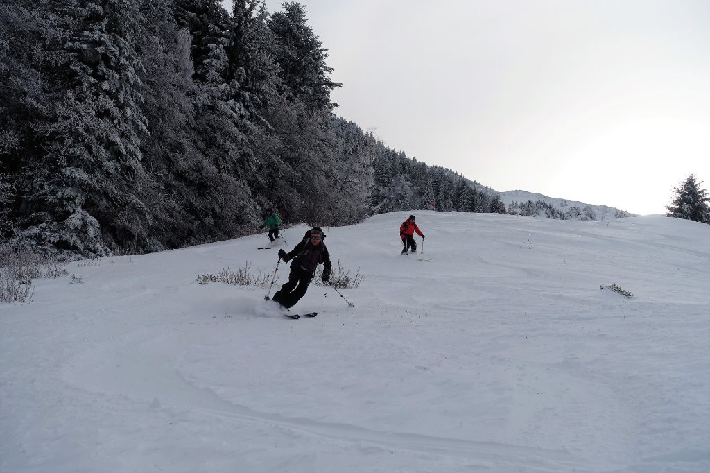 On termine par un enchainement de petits virages sur une neige bien agréable à skier