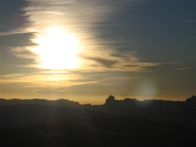 Mont Aiguille : Le mont Aiguille qui dépasse juste, au soleil couchant
