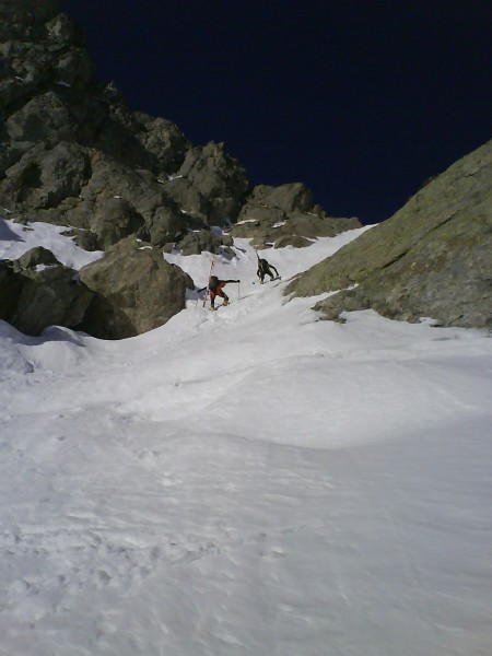 skis sur le dos : Montée menant au Col Clément