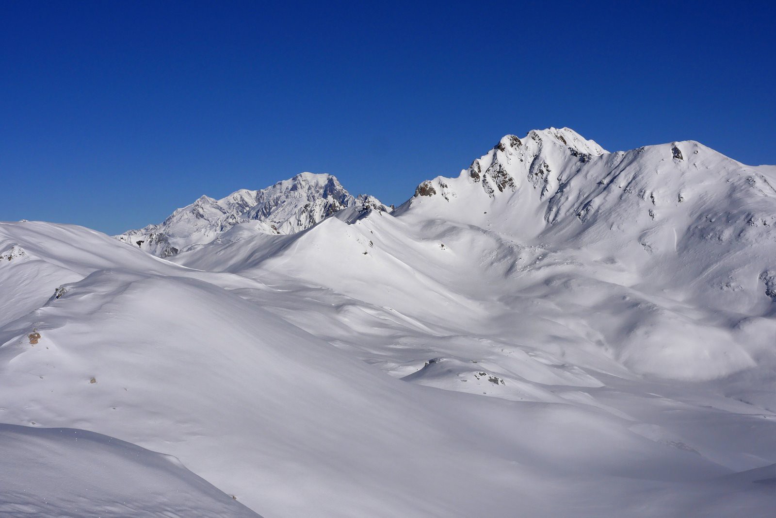 Mont Blanc et Crêt du Rey sous un ciel limpide.
