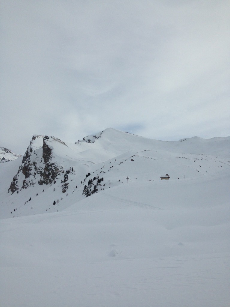 Chapelle Saint Anne et vue vers le col Girardin
