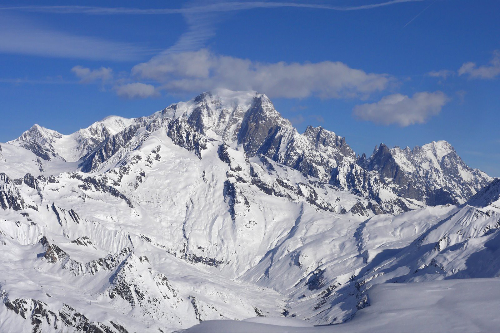 L'Aiguille des Glaciers et le massif du Mont-Blanc.