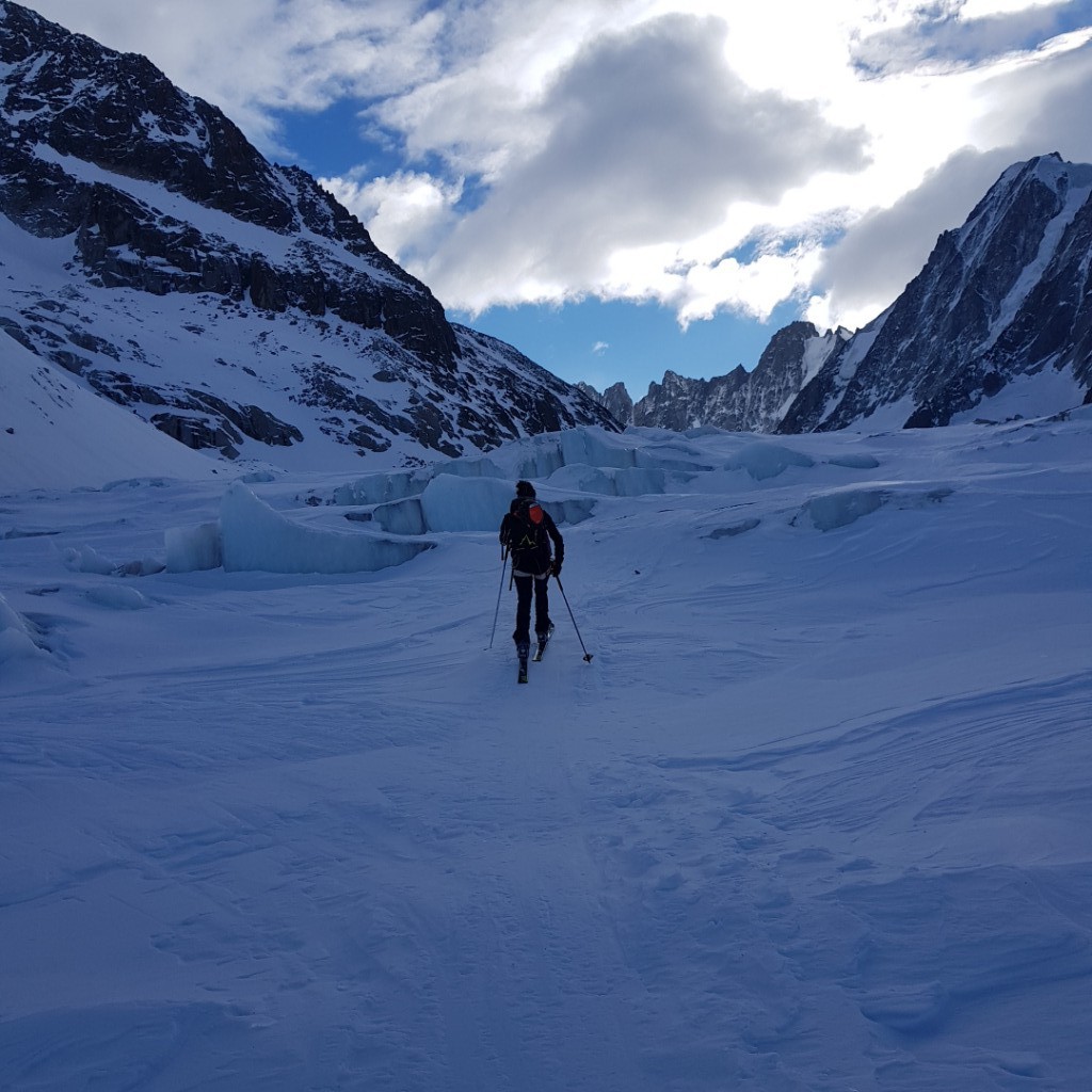 Cheminement sur une bonne trace sur le centre du glacier