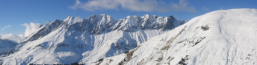 Sommet Petit Croise Baulet : Vue sur le début de la chaine des Aravis située au Nord du col des Aravis, et sur la face du Grand Croise Baulet.