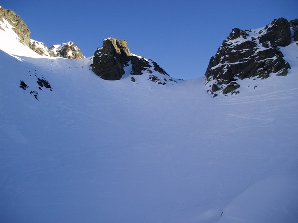 Col de l'Aigleton : Col de l'Aigleton, neige un peu dure sur la fin. Ai mis les couteaux quelques mètres avant d'arriver.