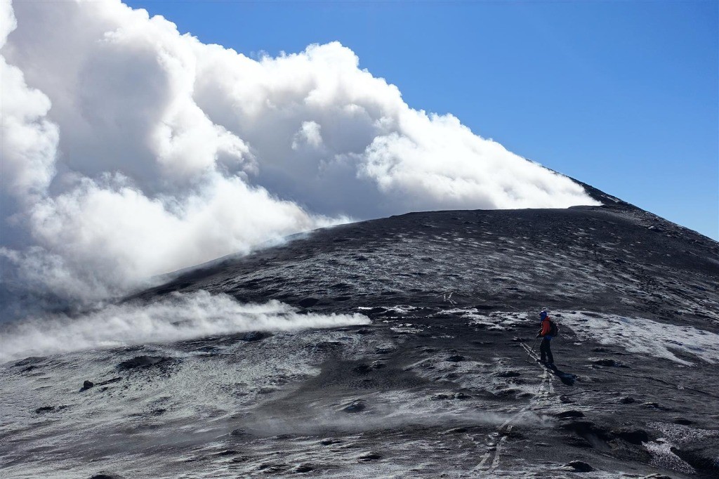 J2 : au sommet du cratère nord-est, ça fume !
