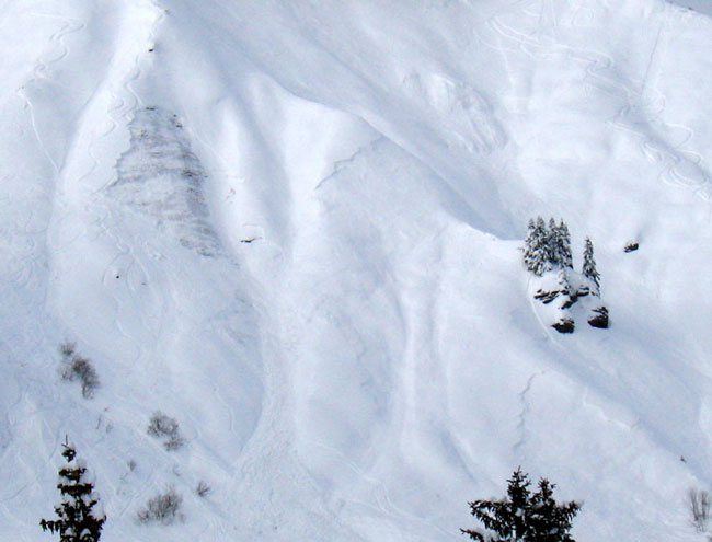 Face Nord Est du Crèt du Midi : Plaques déclanchées par des skieurs Hors-piste
de la station du Praz sur Arly.