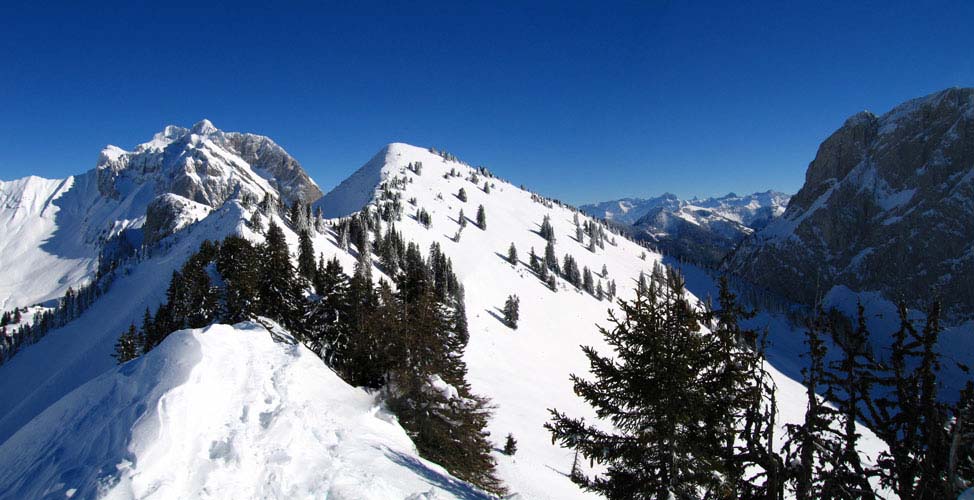 Arête Ouest : A gauche les Cornettes de Bise (2432m), au centre la pointe de Lachau et à droite le Col d'Ubine et le Mont Chauffé.