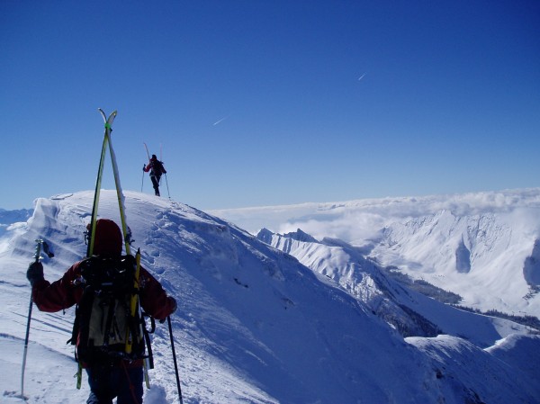 Plein gaz : les arêtes; au fond à droite la dent d'Arclusaz et son versant nord est (pan de rideau)