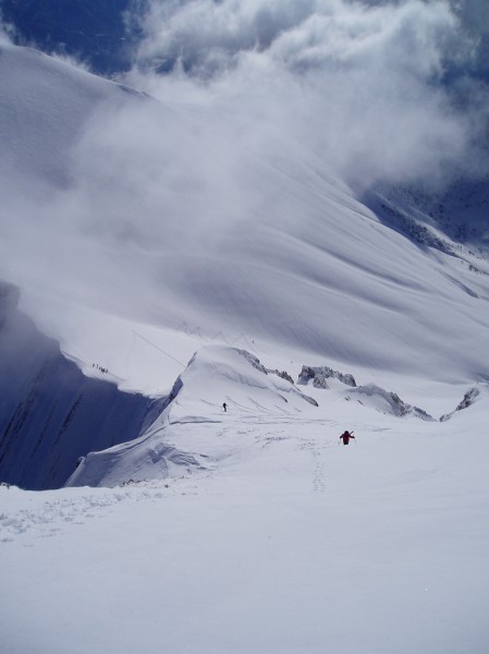 Face sud du péclot : le dernier couloir d'accés se fait à pied et en crampons; un groupe de randonneurs visible au col