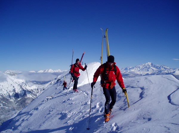 Traversée des arêtes : La traversée se fait plutôt versant nord sur une arête trés aérienne et trés cornichée... ; le Mont Blanc en toile de fond...