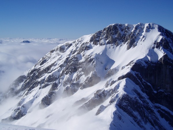 Face sud du Pécloz : La face sud du Pécloz du sommet du mont d'Armenaz avec les brumes qui montent et qui redescendent