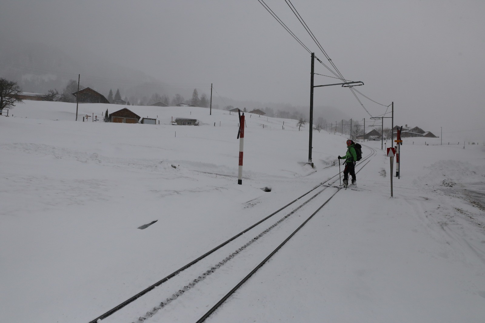 Traversée de la ligne de train qui monte à la Kleine Scheidegg