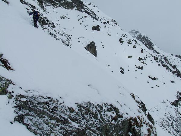 Couloir NE Cornes de Loriaz : La petite traverssée expo, mais qui passe tout compte fait pas si mal à skis .
