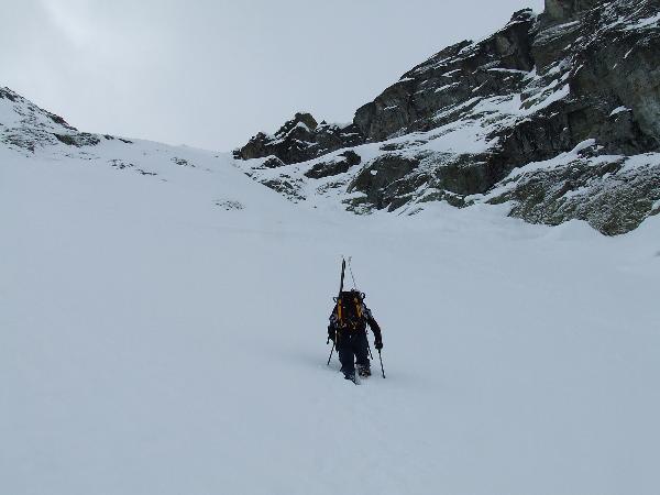 Couloir NE Cornes de Loriaz : une centaine de mètres sous l'arète séparant, les Cornes de Loriaz et L'aiguille de la Loriaz . Nous nous arreterons peu de temps après .Brassage de poudreuse très très fatiguant et lent .