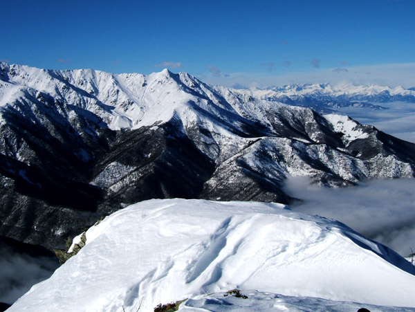 Gardiola : Vue sur Besimauda (Bisalta) et au loin le Viso qui se cache dans les nuages, comme d'hab!!