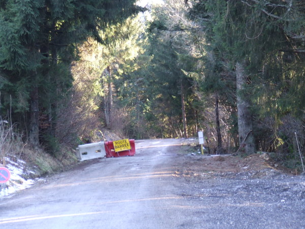 Route barrée : Un peu d'humour, la route est barrée, il ne faut pas passer. Photo prise en fin de journée