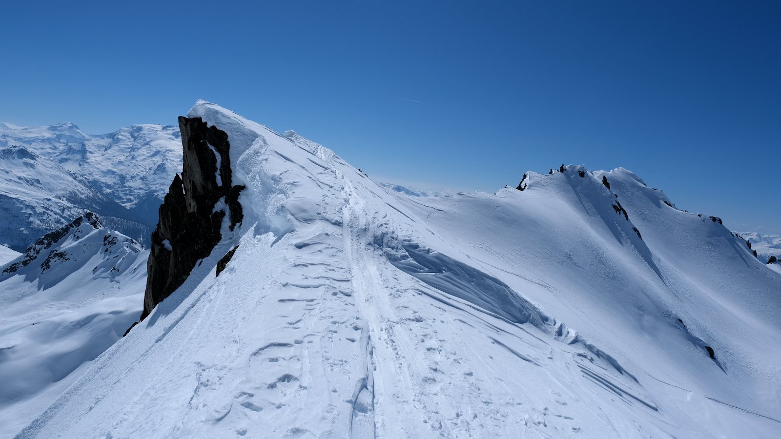 Sur la Petite Arête des Dents Rouges, le Mont Charvet.