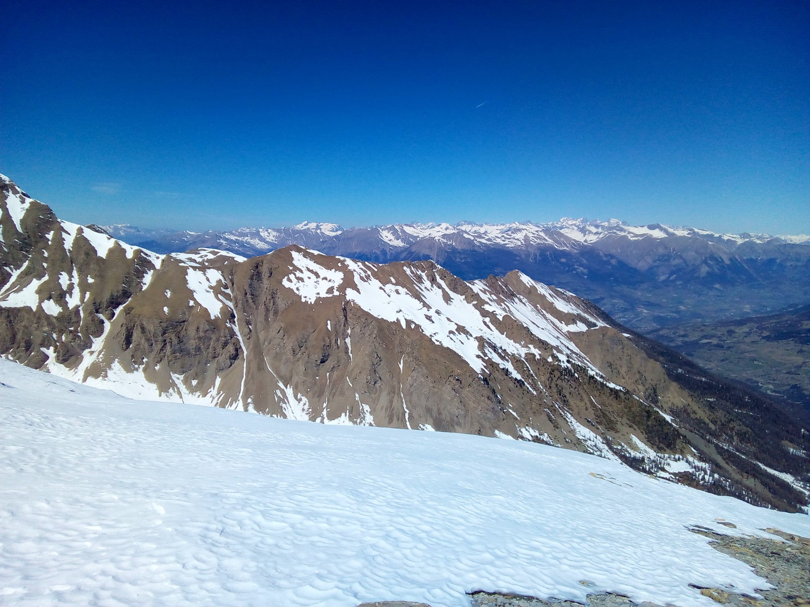 Derrière l'arête de la Mazelière 2 400 m: à gauche le massif de Bure 2 700 m, au centre le Vieux Chaillol 3 163 m et tout le massif des Ecrins 4 101m