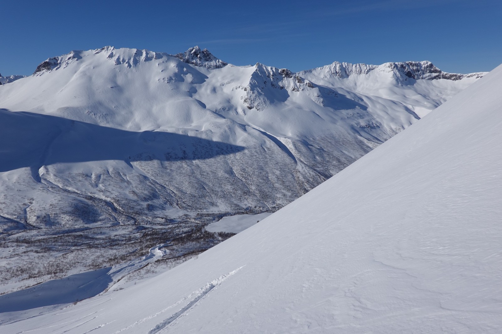 Coup d'oeil dans le rétro avec vue sur le Rognestoyls