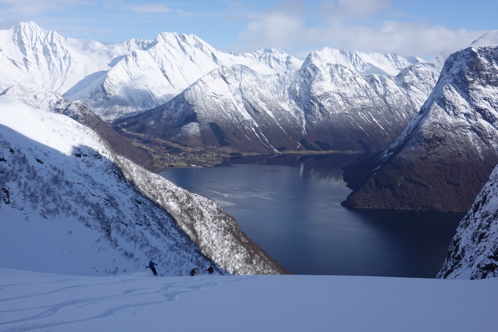 On plonge dans le Hjorundfjorden